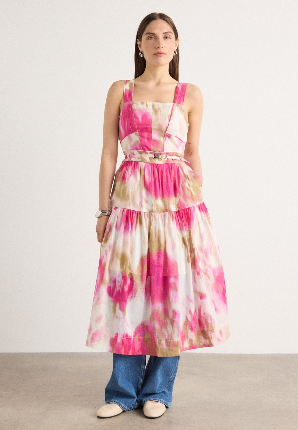 

Повседневное платье SQUARE NECK BELTED MIDI DRESS DKNY, мультиколор