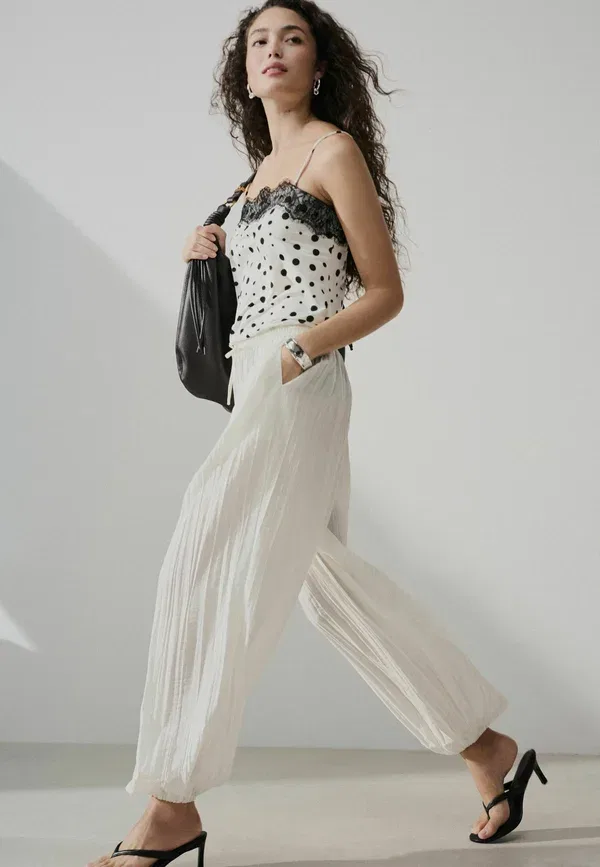 Брюки Petite fit crushed balloon leg trousers Next, цвет экрю — фото 4