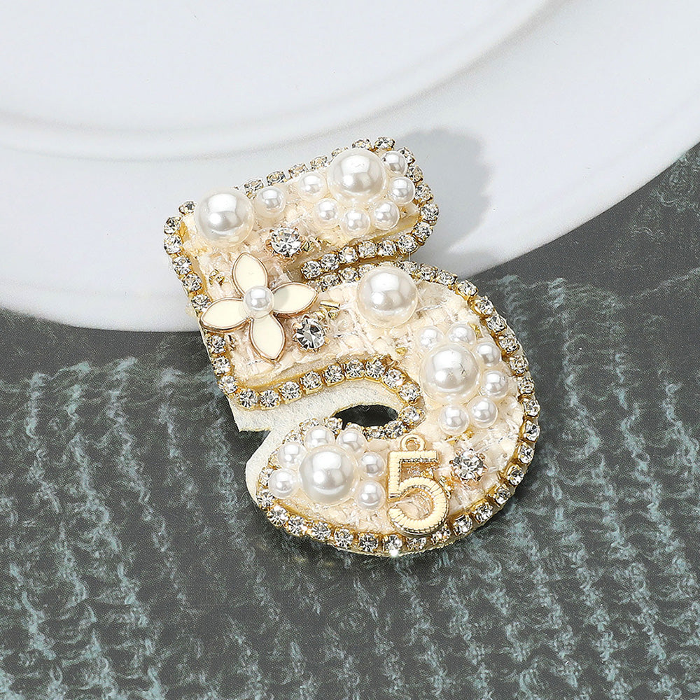 

Брошь-булавка в виде цифры пять из твида с фетровой основой, украшенная цветком из жемчуга и эмали Fashnzfab, белый