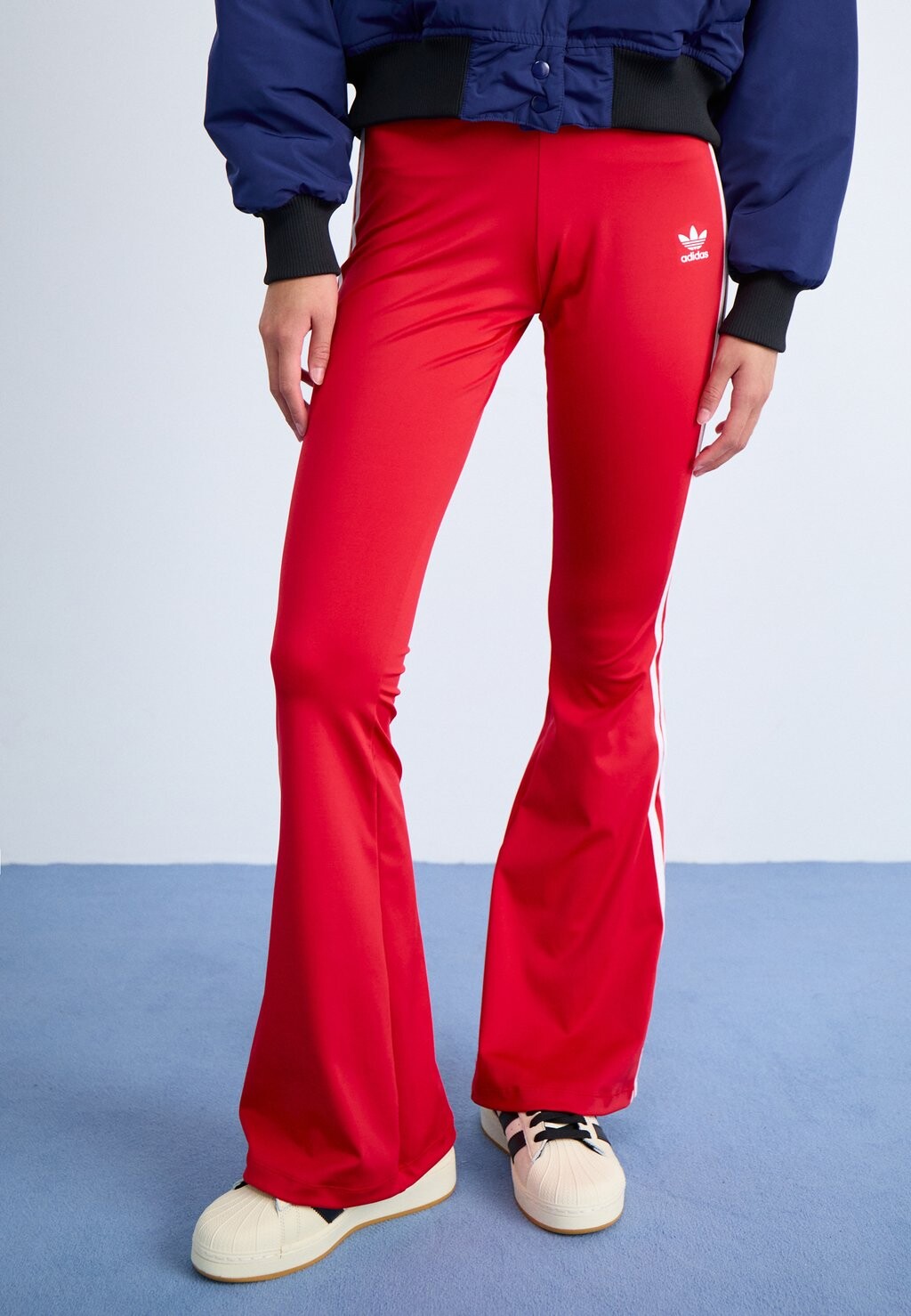 

Спортивные штаны FLARED adidas, красный