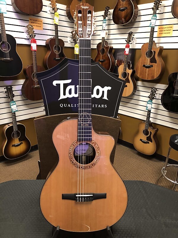 

Акустическая гитара Taylor Jason Mraz Signature Western Red Cedar Top, Indian Rosewood Back & Sides with Hardshell Case 2023 - Natural