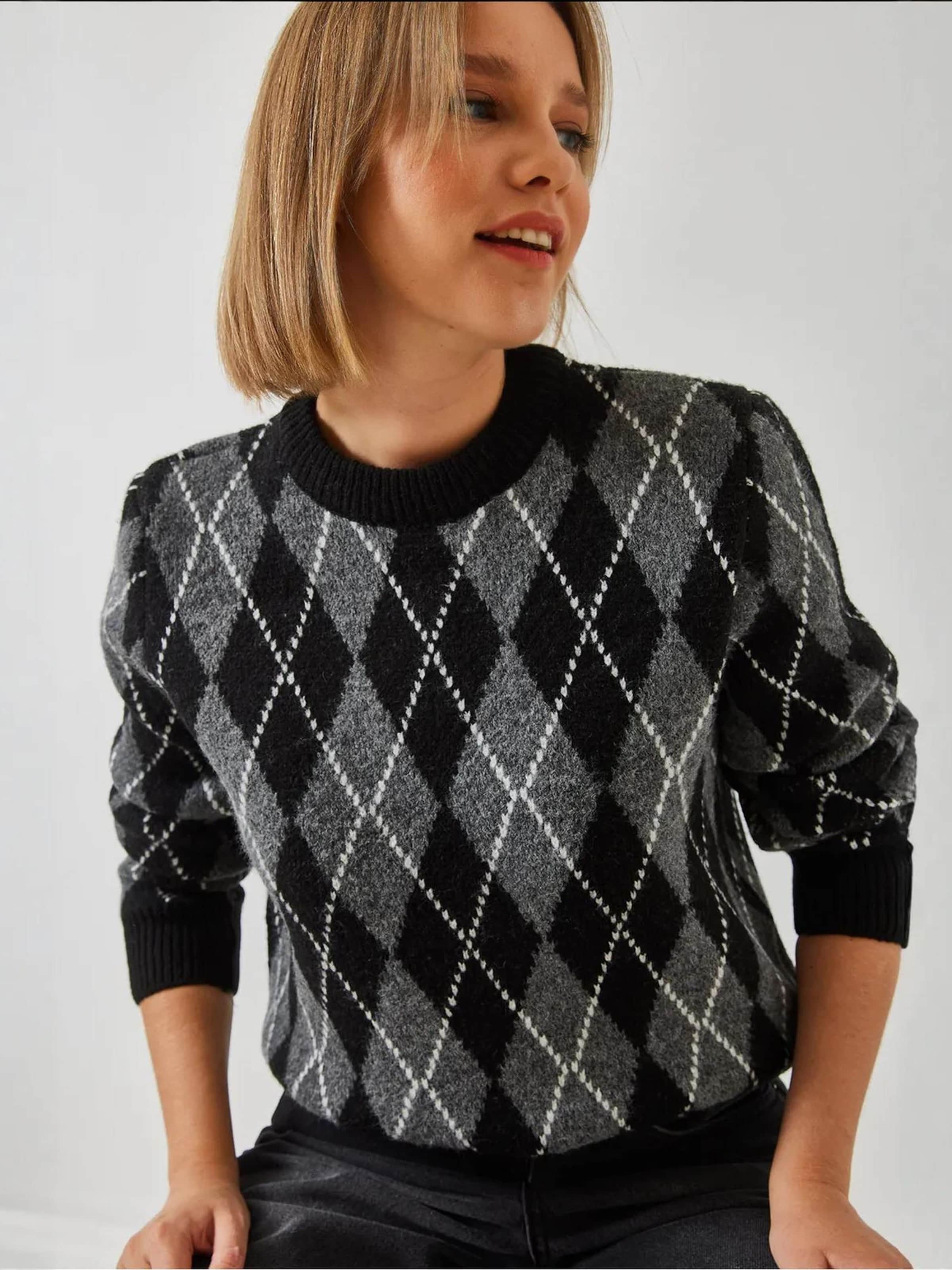 

Bianco Lucci Свитер в черном цвете