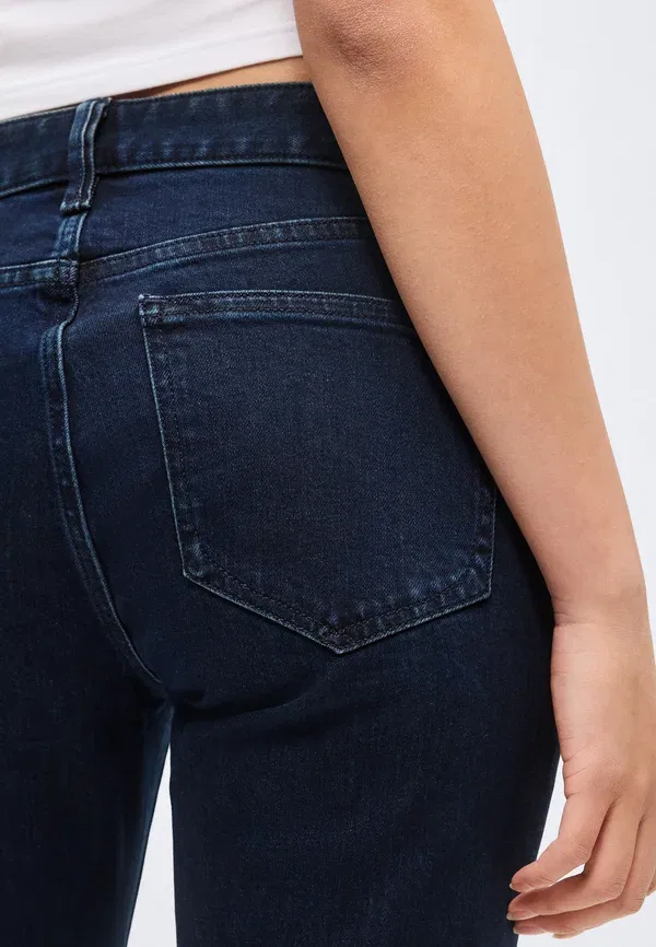 Джинсы клеш Gap, Long and Lean Bootcut, темный индиго — фото 4