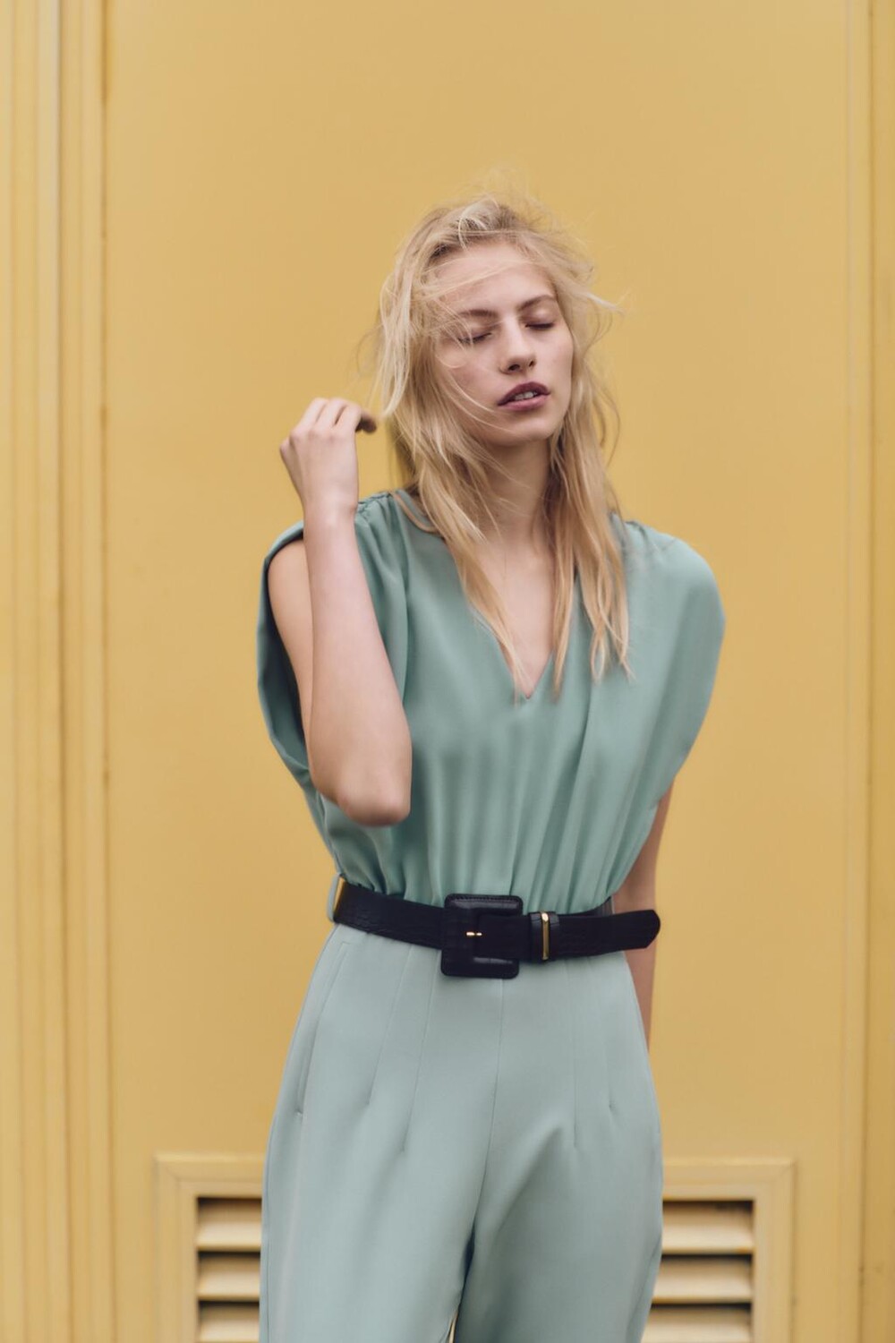 

Комбинезон с поясом и сборками на плечах ZARA, цвет морской волны