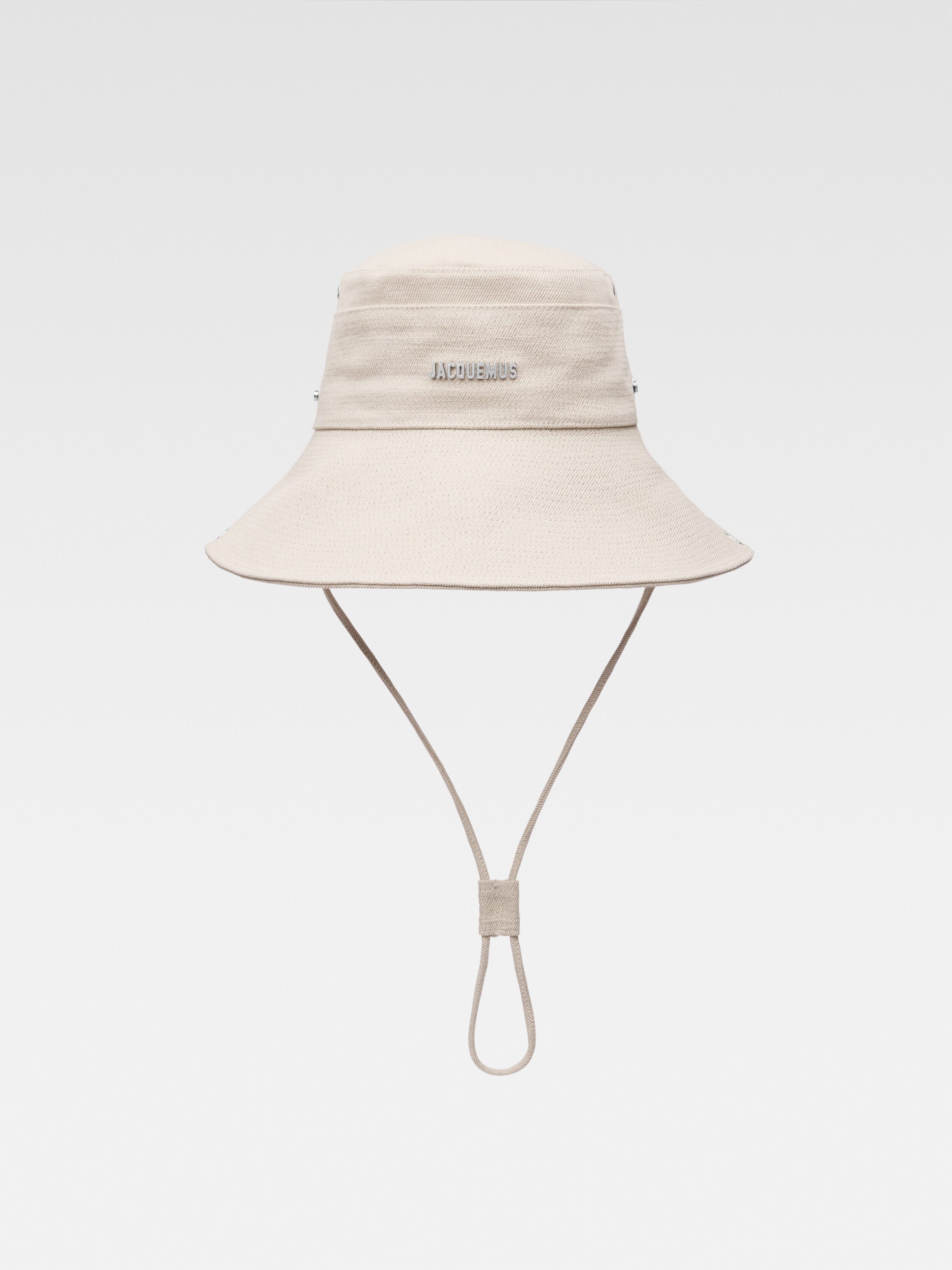 

Сшитая шляпа-ведро JACQUEMUS The de-Nîmes denim bucket hat, белый