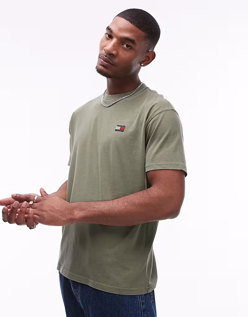 

Футболка Tommy Jeans с логотипом и свободной нашивкой цвета хаки