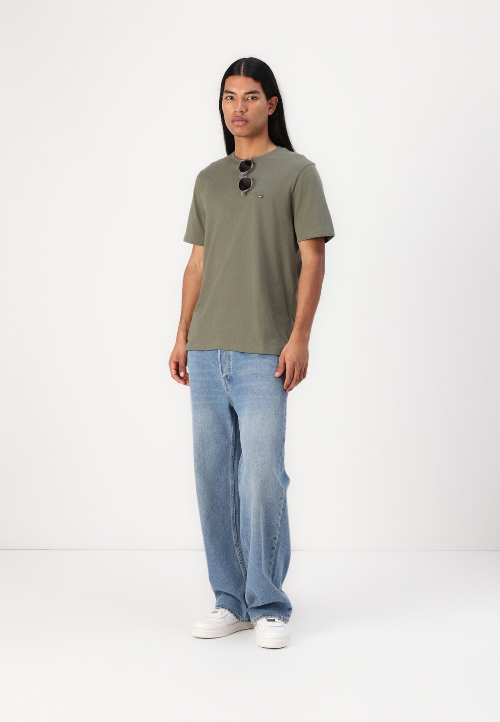Базовая футболка SEASONAL SOLID TEE Tommy Hilfiger, темно-зеленый — фото 2