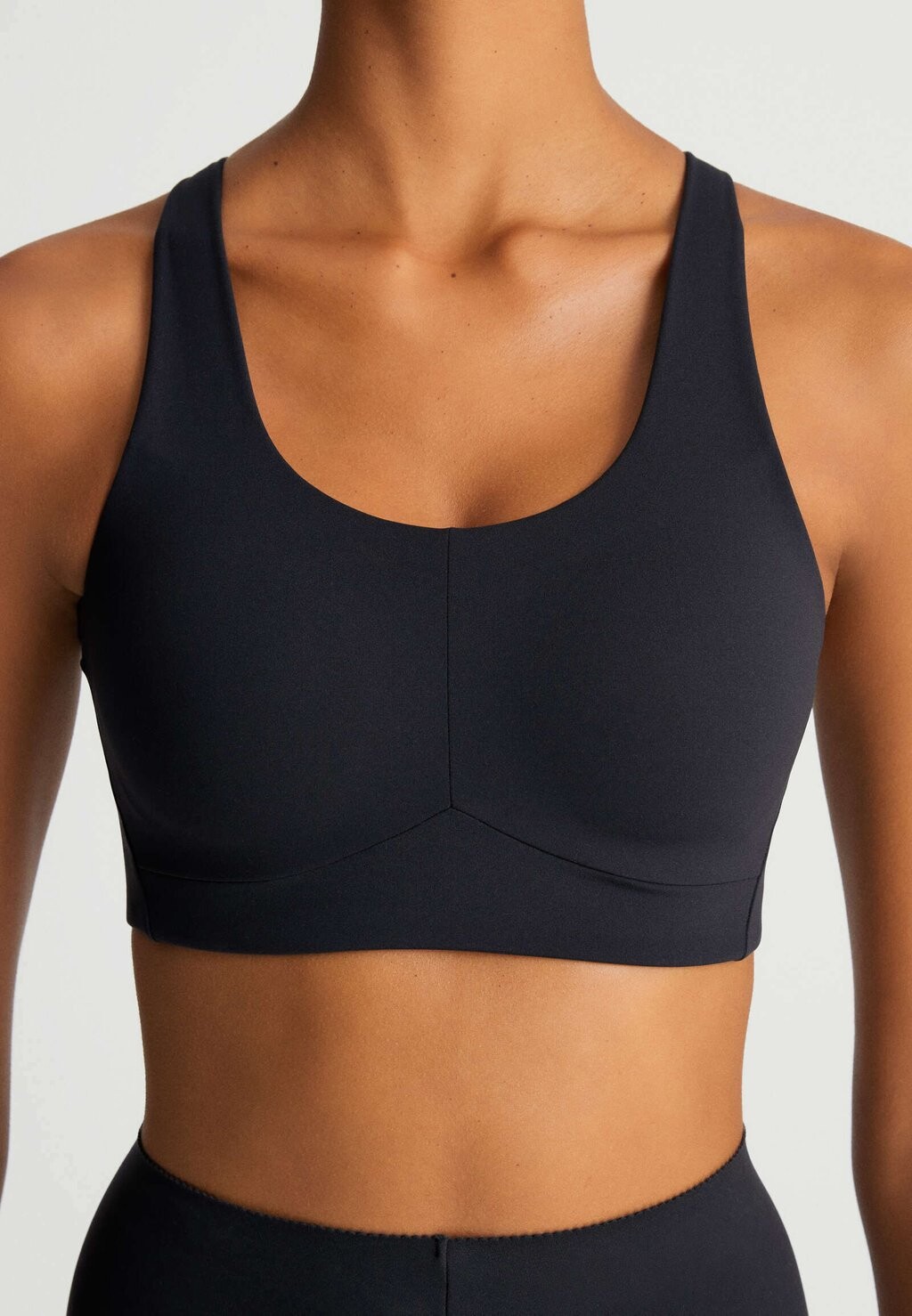 

Спортивный бюстгальтер со средней поддержкой OYSHO, черный