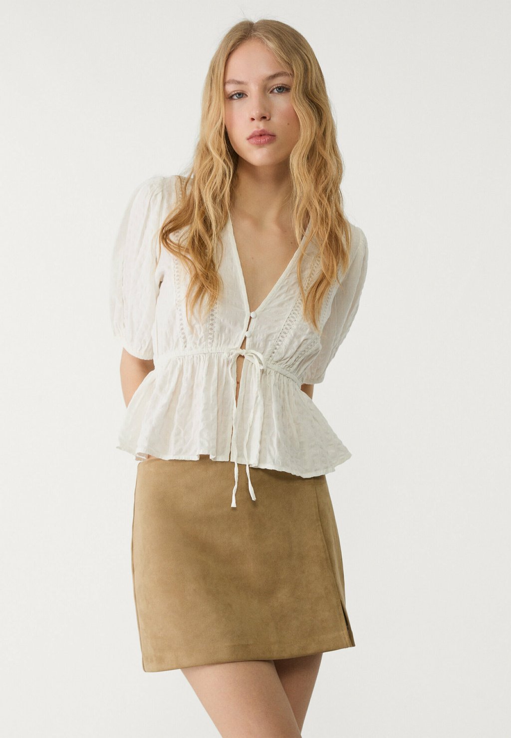 

Блуза FLOWING WITH TRIM Stradivarius, белый