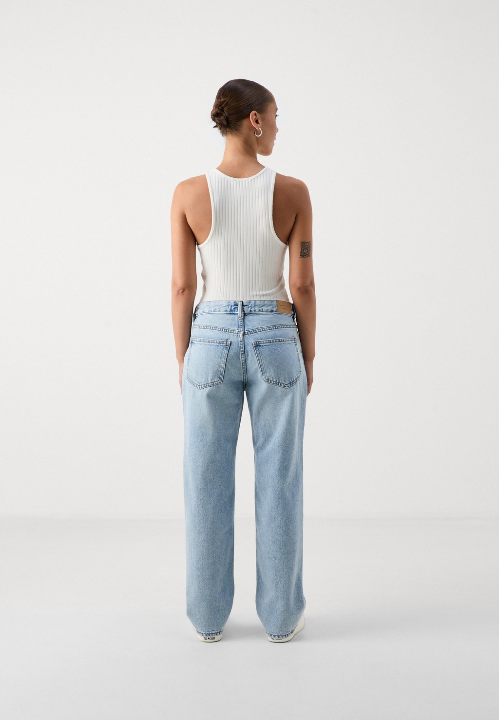 

Джинсы прямого кроя LOW Gina Tricot Petite, светло-голубой деним