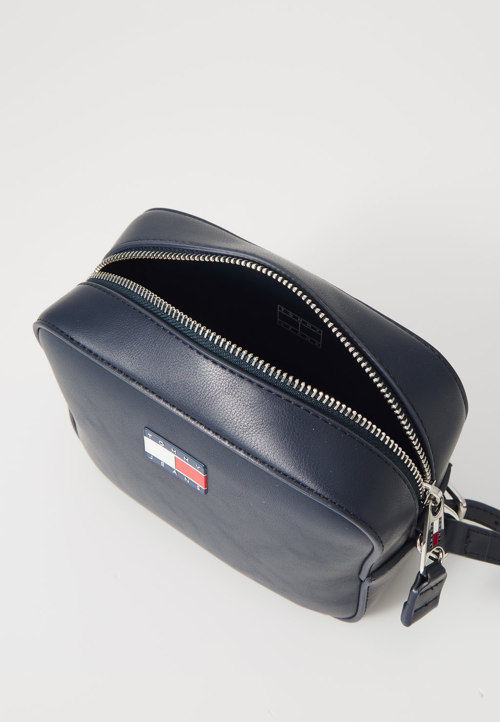 

Сумка через плечо MUST CAMERA BAG Tommy Jeans, темно-синий