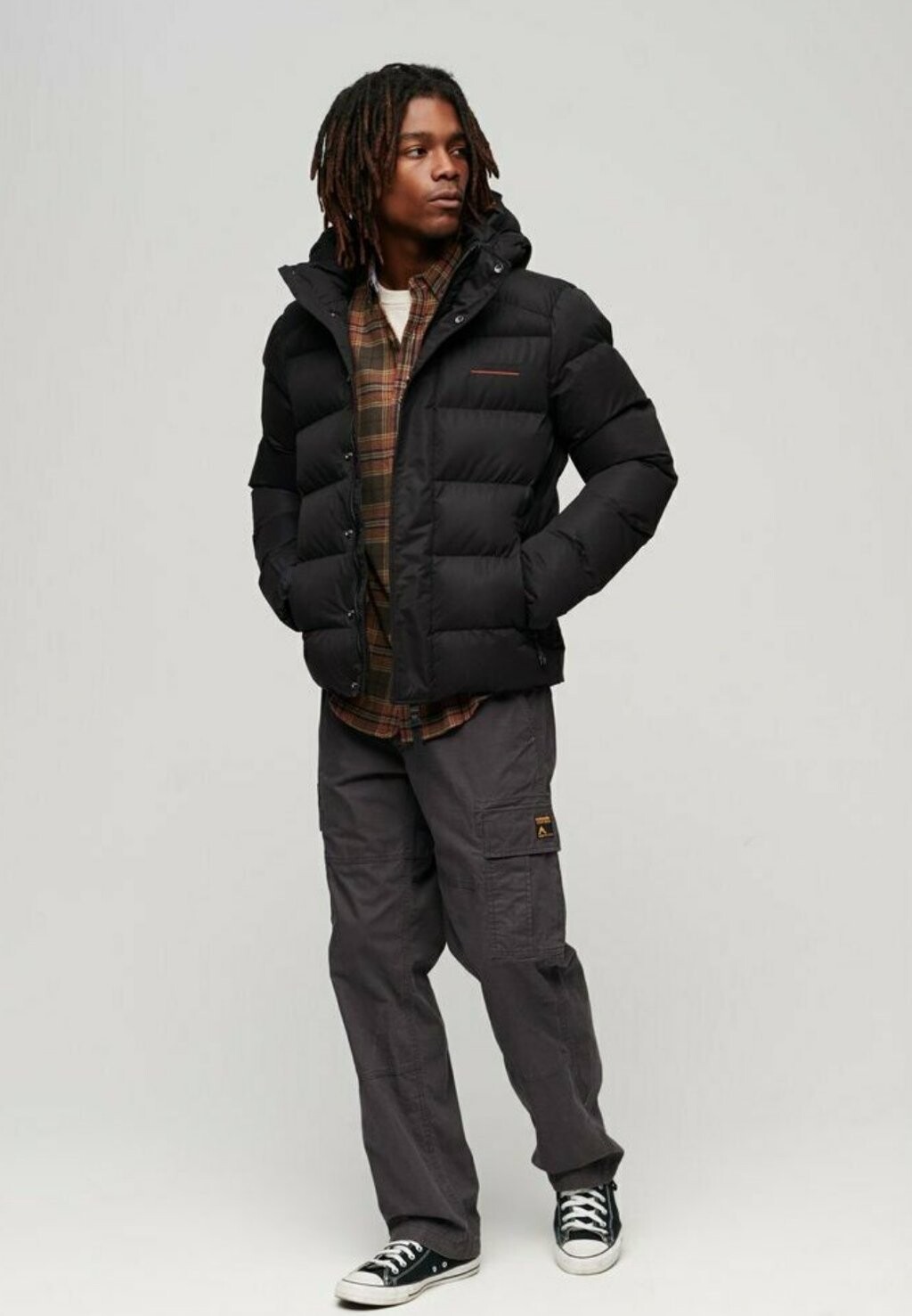 

Куртка Superdry ПУХОВИК С КАПЮШОНОМ ИЗ МИКРОФИБРЫ, черный