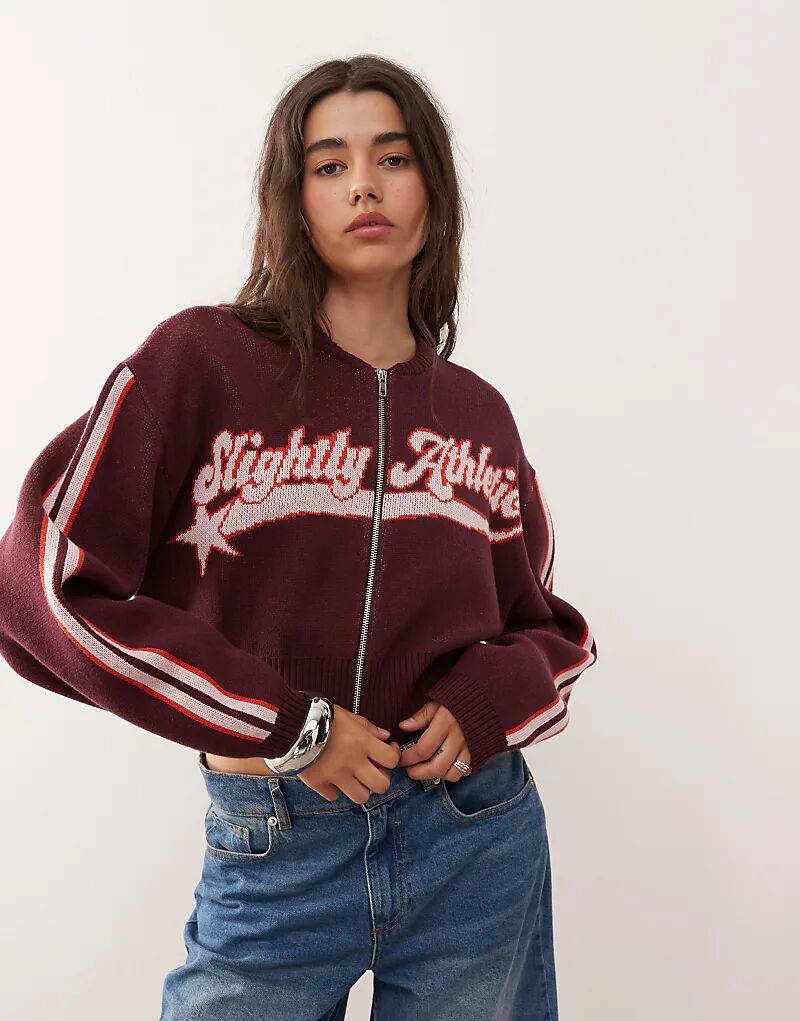 

Вязаный кардиган-бомбер Monki на молнии бордового цвета с «слегка атлетичным» спортивным принтом