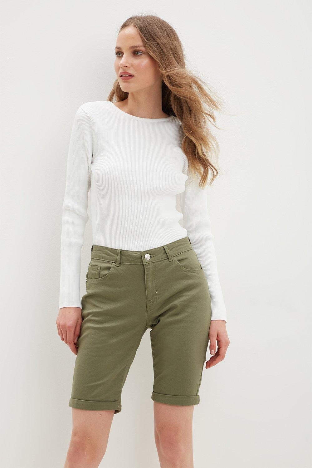

Джинсовые шорты до колена Petite цвета хаки Dorothy Perkins, хаки