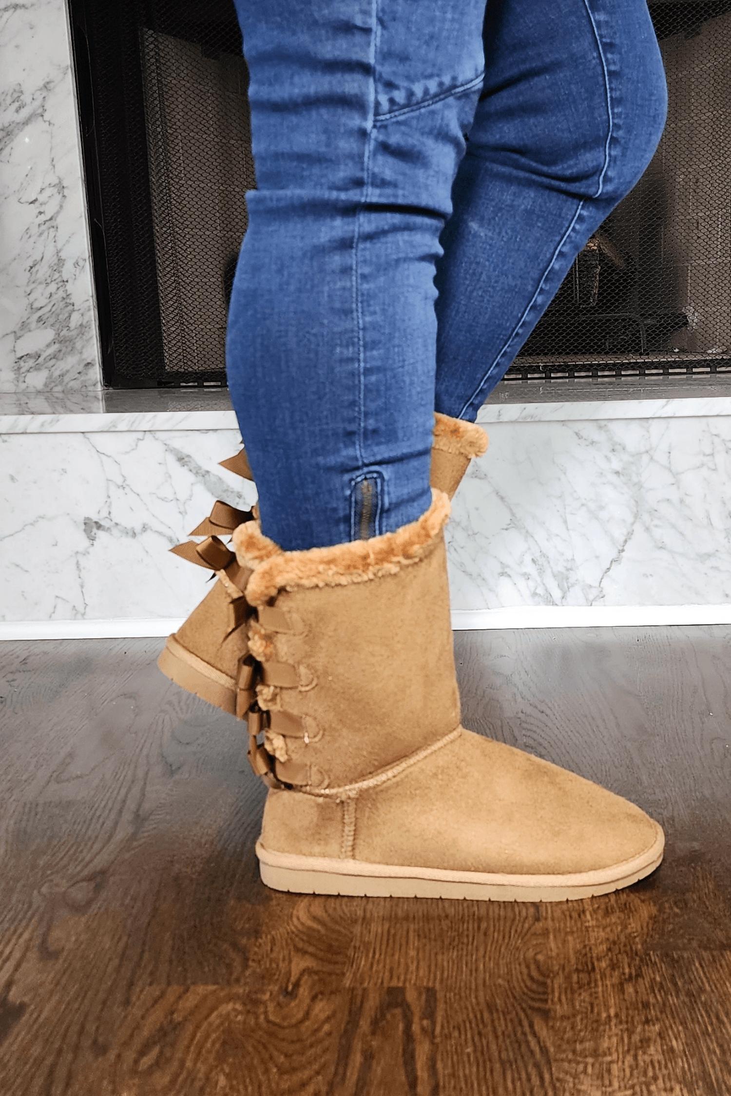 Сапоги из искусственного меха с бабочкой в бежевом цвете Let's See Style