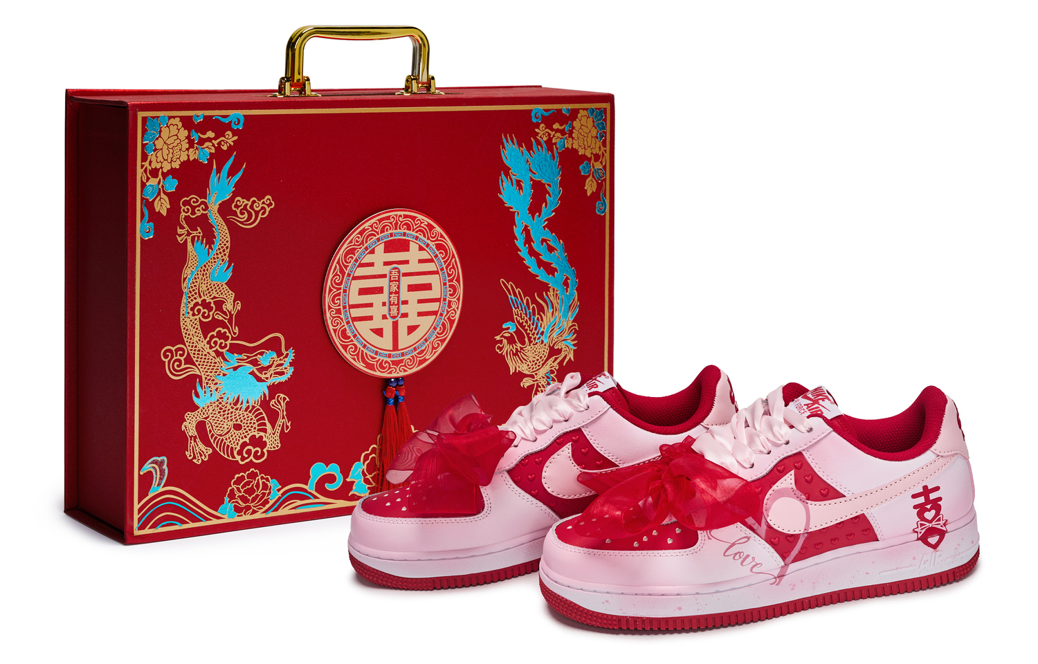 

Air Force 1 811 Manufacturing, United Hearts, Gift Box низкие скейтбордские кроссовки unisex белый розовый Nike, розовый