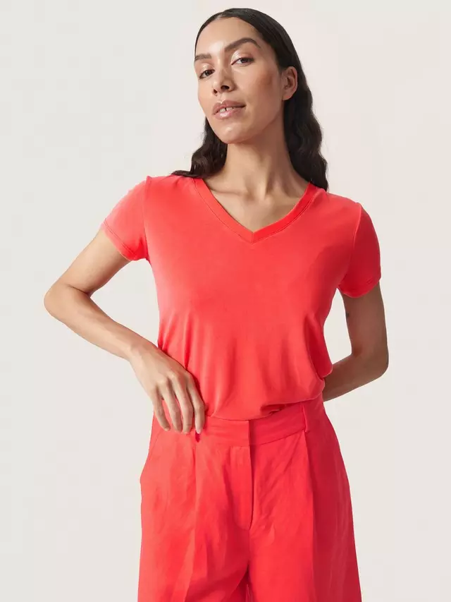 

Футболка Soaked In Luxury Columbine V-Neck, цвет hot/coral