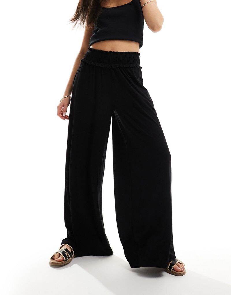 

Черные широкие брюки со сборкой на талии ASOS DESIGN