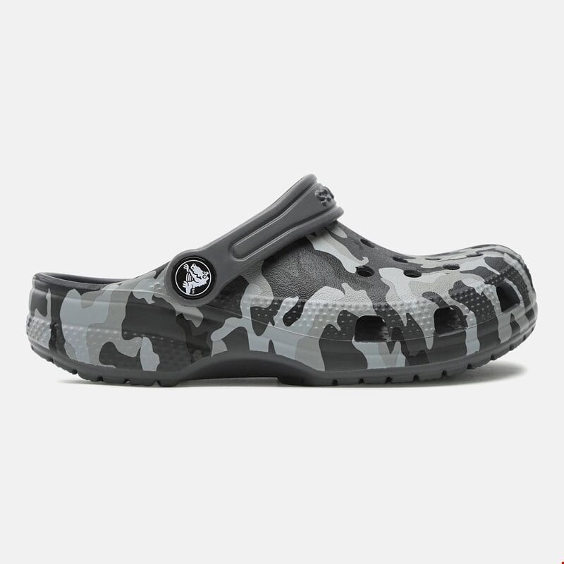 

Детские классические сандалии с камуфляжным принтом Crocs, черный