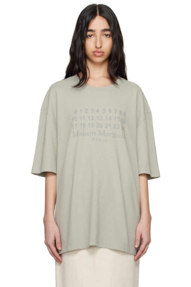 

Серая футболка с цифровым логотипом Maison Margiela