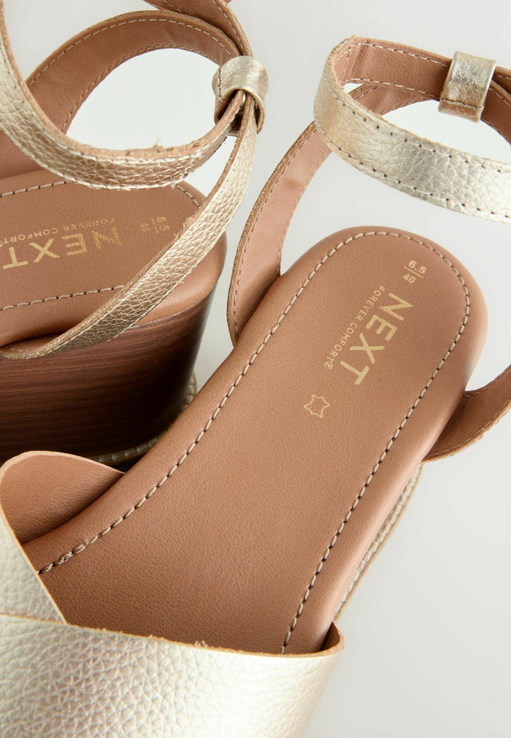 Босоножки на танкетке REGULAR FIT - FOREVER COMFORT CROSS-OVER DETAIL - Platform sandals Next, металлик серый — фото 3