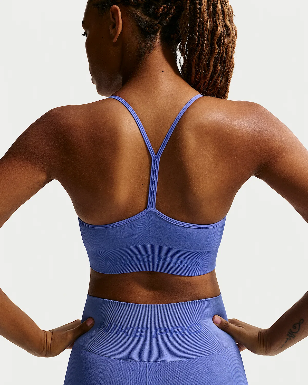 Женский спортивный бюстгальтер Nike Pro Seamless с легкой поддержкой и чашками, Sapphire — фото 2