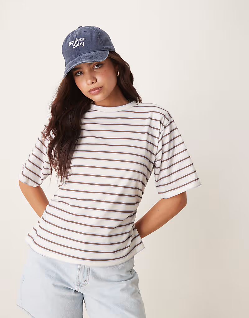 

Футболка ASOS DESIGN с защипами по бокам и подплечниками цвета слоновой кости