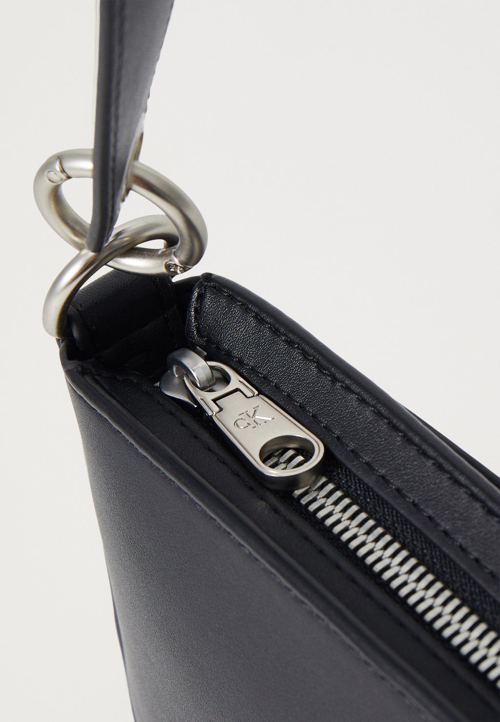 

Сумка SCULPTED SHOULDER POUCH MONO Calvin Klein Jeans, черный
