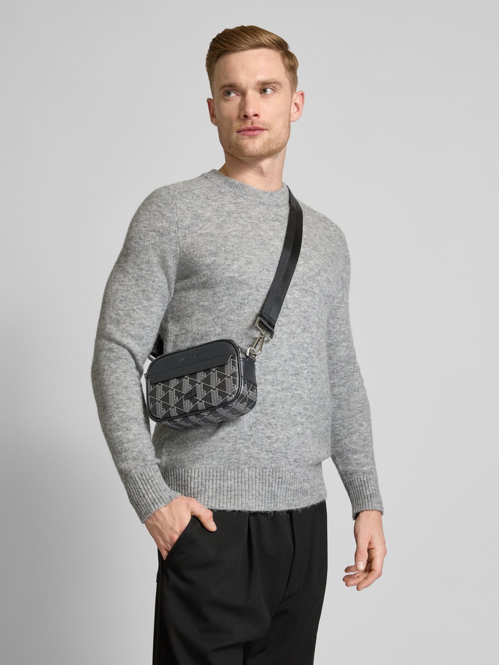 

Сумка через плечо с этикеткой Lacoste, черный