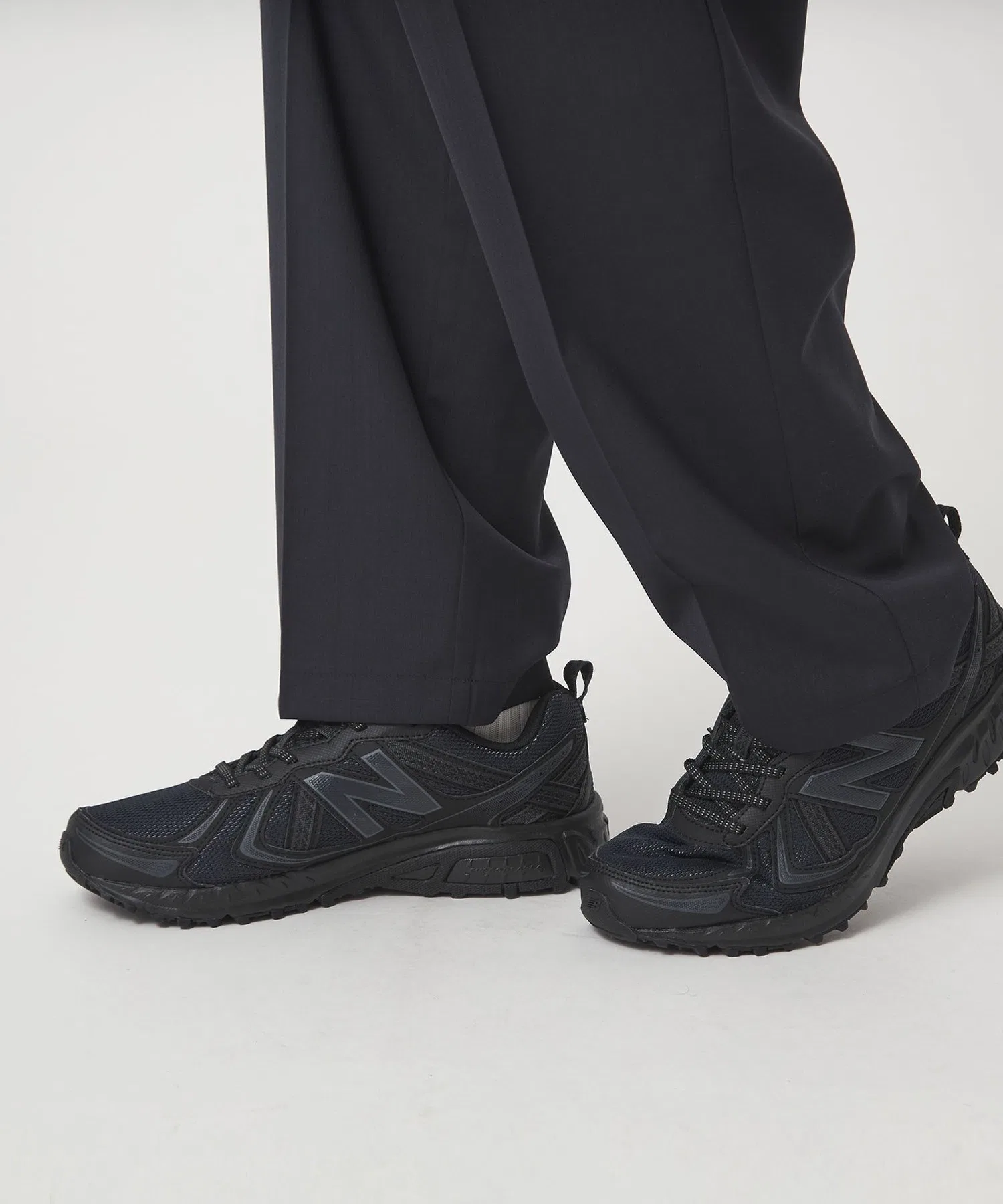 Мужские кроссовки New Balance 410 V5 для активного отдыха чёрные