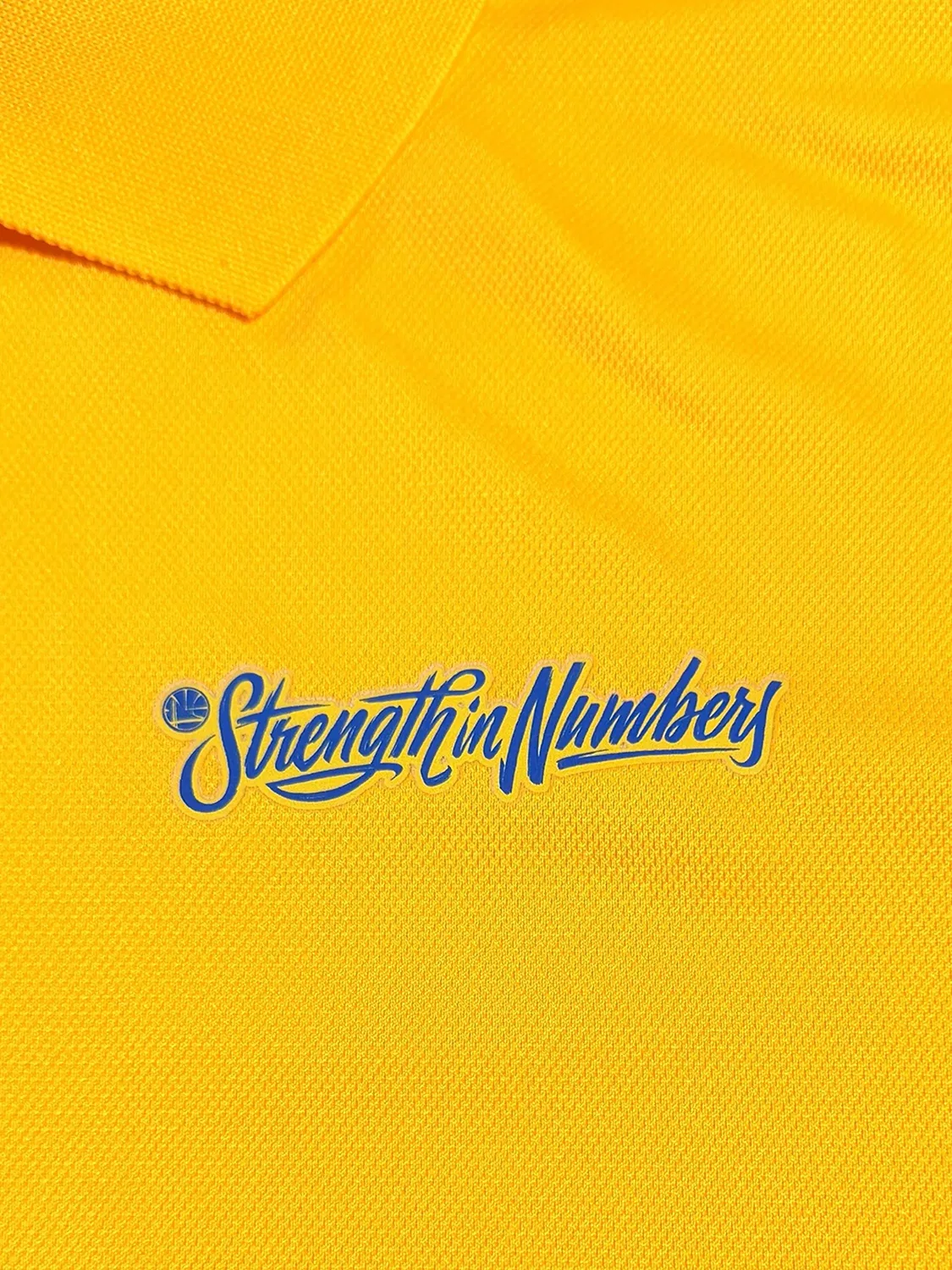 Рубашка поло Golden State Warriors Playoffs Bound Team Mantra из коллаборации с NBA Nike, желтый — фото 2