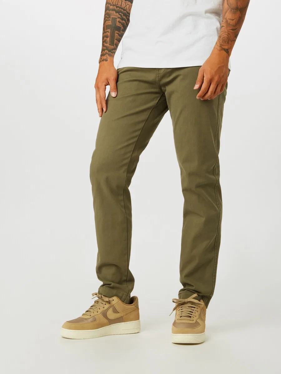 Брюки-чиносы LEVI'S зауженного кроя, модель 'XX Chino Standard', оливкового цвета — фото 2