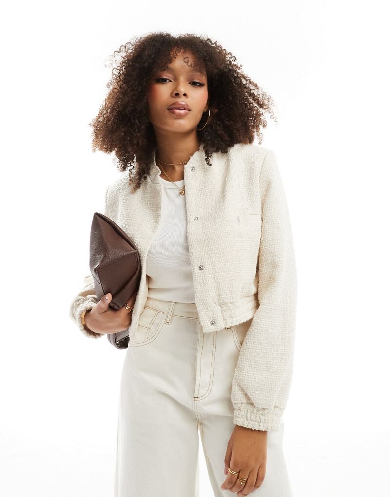 

ASOS DESIGN — бомбер из букле цвета экрю с усиленными плечами