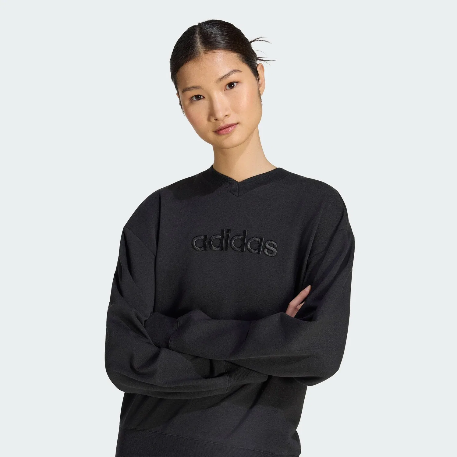 Женский свитшот из сатина с V-образным вырезом Seasonal Essentials Satin-Sweatshirt, Adidas, Цвет Schwarz — фото 4