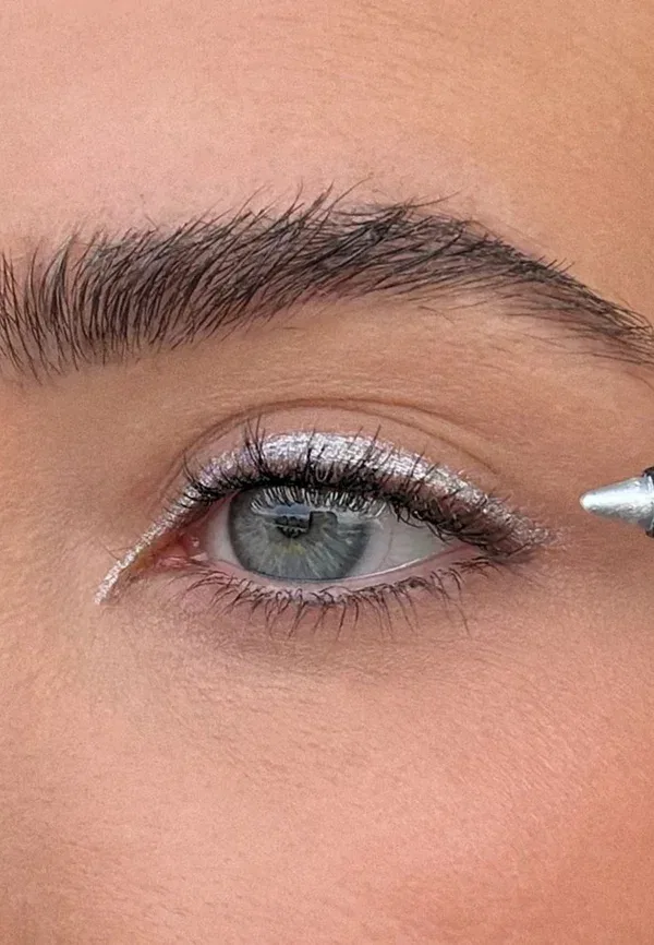 Карандаш для глаз с металлическим блеском Satin eyeliner Sweed, Euphoria Silver 1.2 г — фото 2