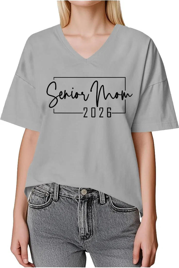 Футболка с принтом V-образным вырезом Senior Mom 2026, Grey