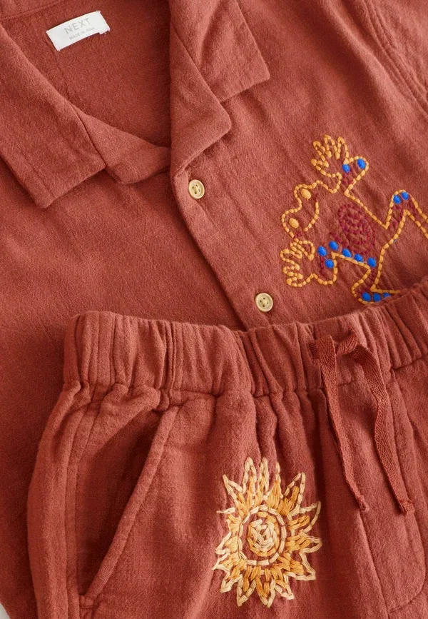 Комплект из рубашки и шорт с вышивкой Regular fit - short sleeve shirt & shorts set Next, Rust Brown, коричневый — фото 2