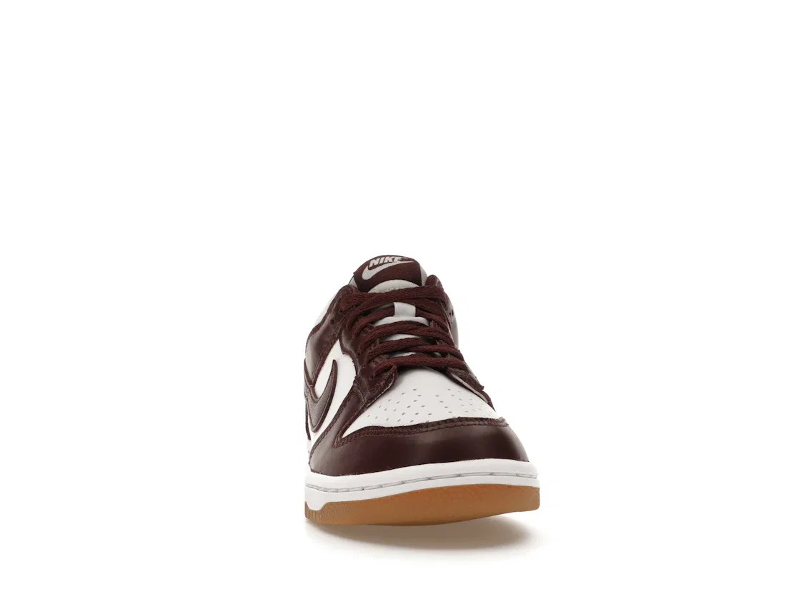Детские кроссовки Lifestyle Nike Dunk Low, White/Burgundy Crush-Gum Light Brown — фото 2