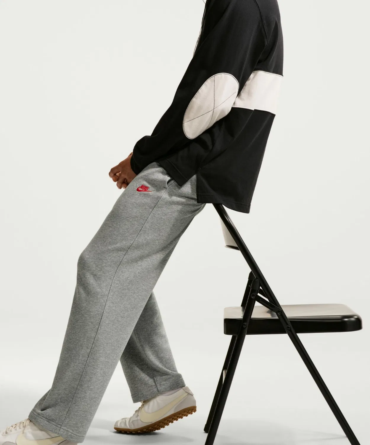 Мужские спортивные брюки из футера с открытым низом, модель Nike Club NIKE, Dark Grey Heather — фото 4
