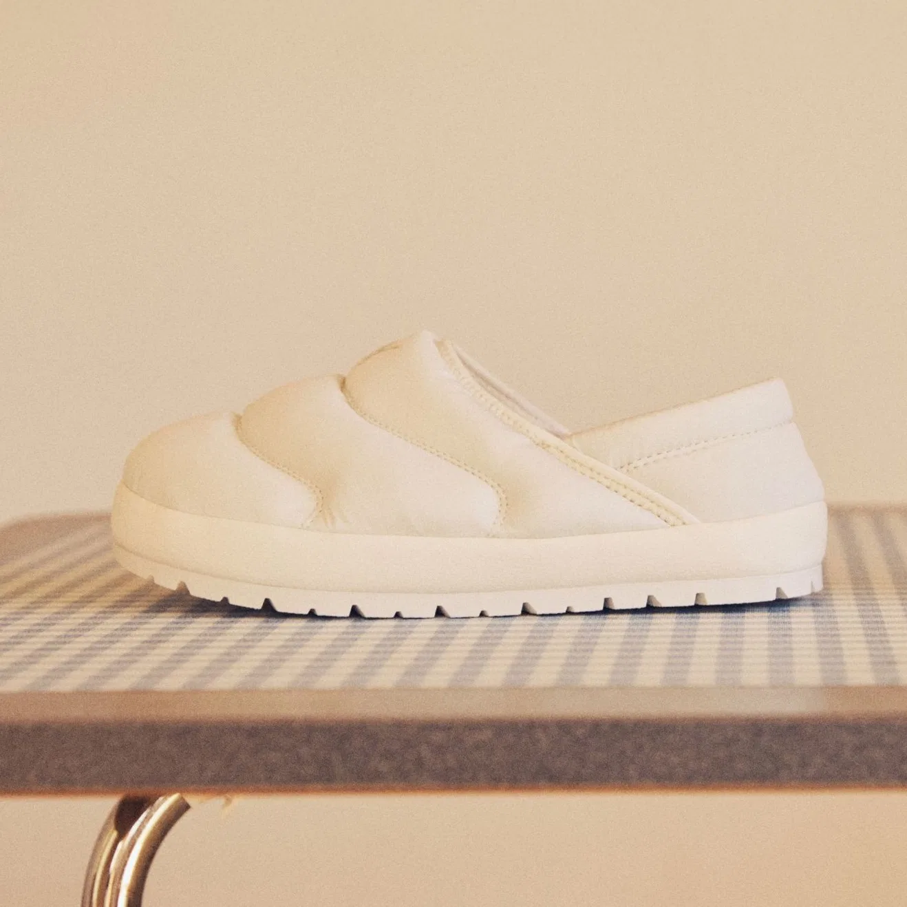 Мужские утеплённые тапочки Turf Terra цвета сахарного миндаля от Puma — фото 2