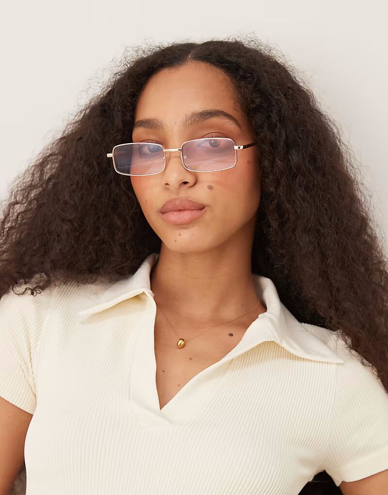 

Очки ASOS DESIGN с квадратными металлическими прозрачными линзами в блестящем золотом цвете с закругленными кончиками