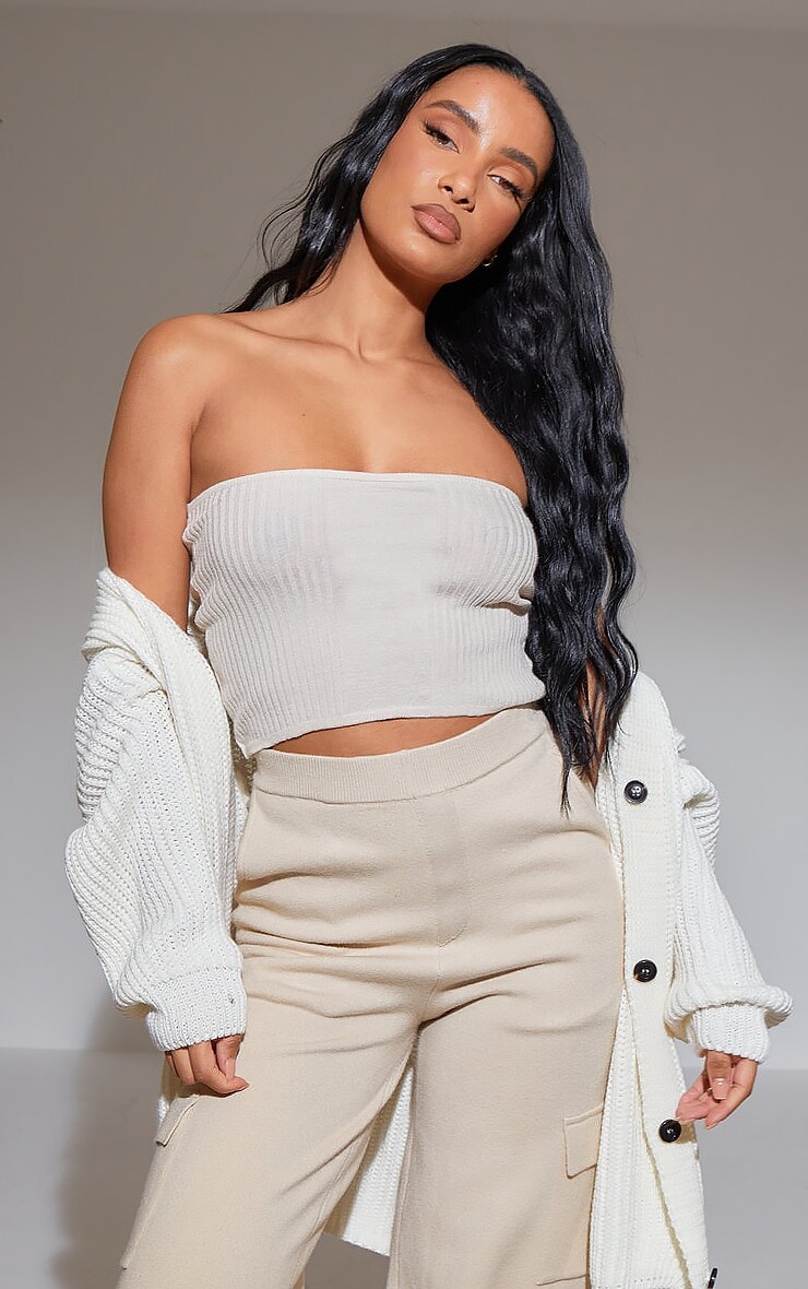 

PrettyLittleThing Мягкий трикотажный топ-бандо кремового цвета в рубчик
