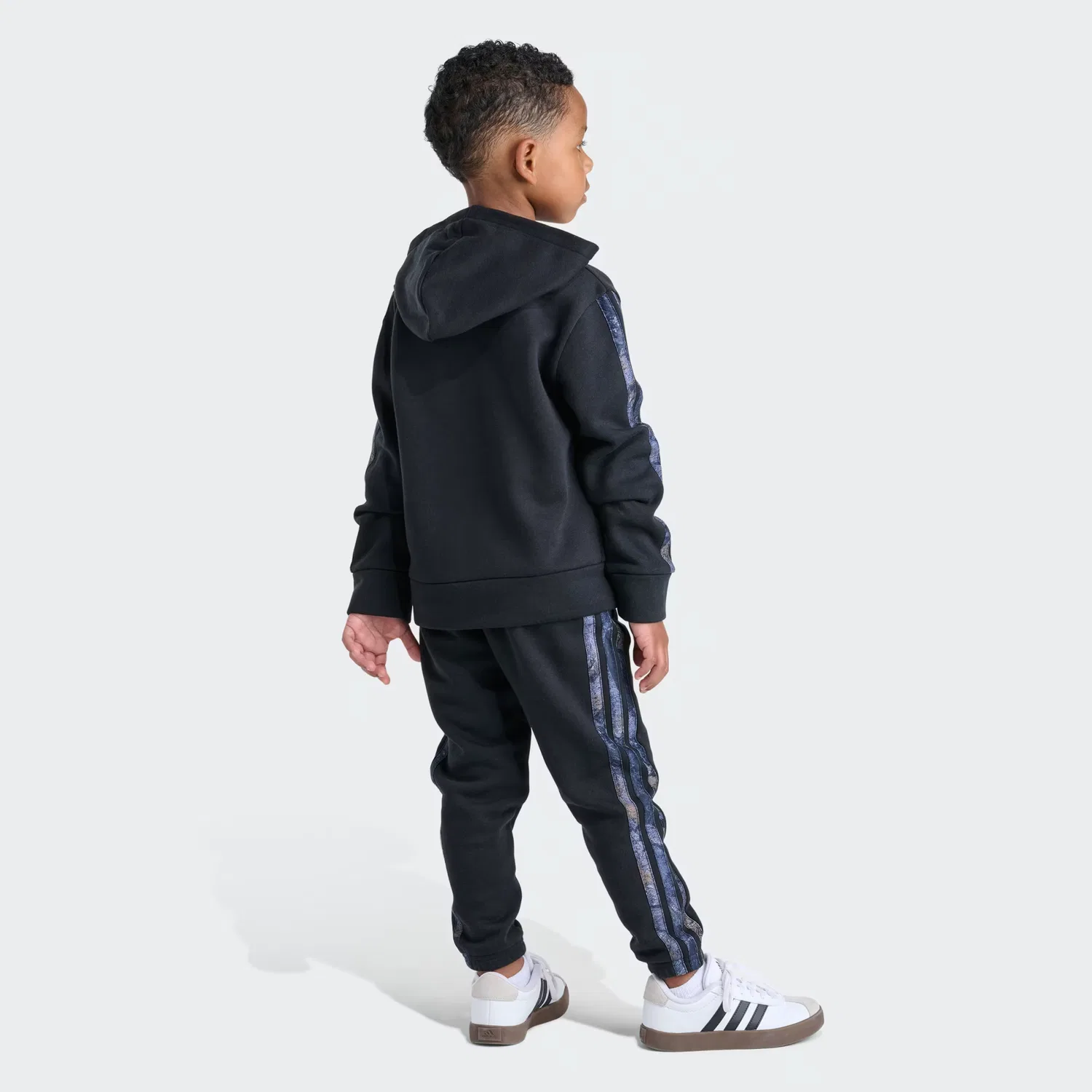 Детский комплект из 2 предметов с камуфляжным принтом Camo Stripe Pullover & Jogger Set Adidas Sportswear, черный
