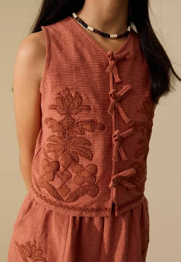 Комплект из жилета и шорт с цветочным узором Regular fit - textured applique waistcost shorts set - waistcoat Next, rust brown, коричневый — фото 2