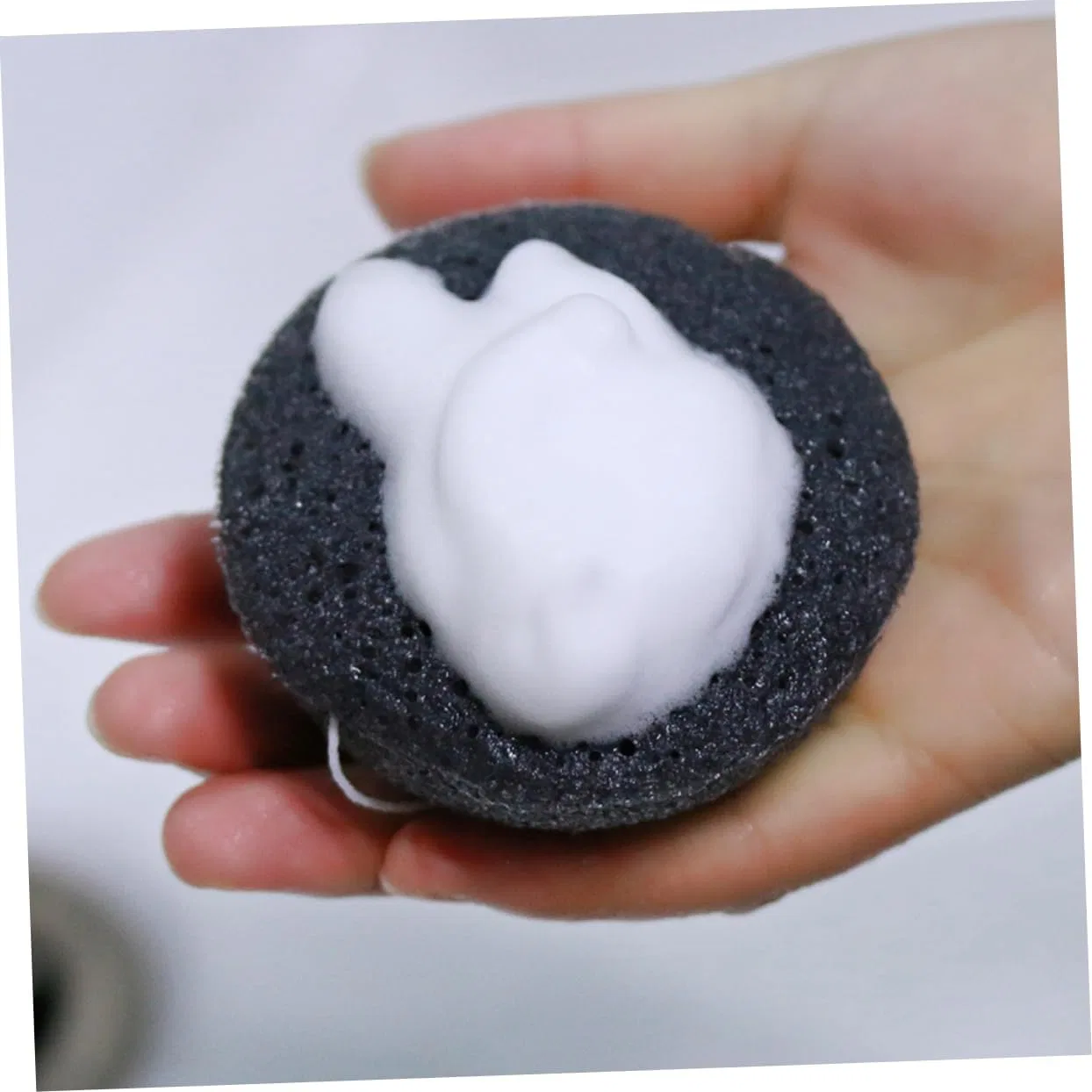 Пилинговый спонж для лица с активированным углем, Konjac, Healeved, 7x4x7 см — фото 4