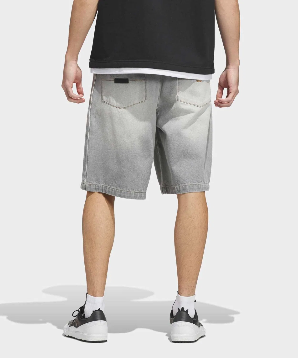 Мужские джинсовые шорты свободного кроя Skateboarding x Tyshawn Washed Denim Shorts Adidas, Grey — фото 4