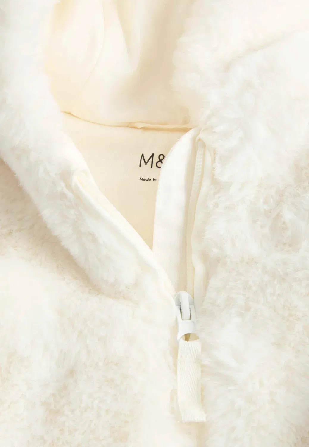 Комбинезон с капюшоном из искусственного меха (0-12 месяцев), унисекс Marks & Spencer, Ecru — фото 3