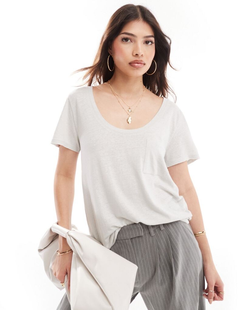 

Белая футболка с круглым вырезом и карманами ASOS DESIGN