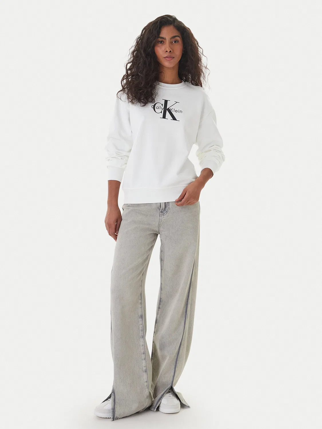 Женский свитшот свободного кроя Monologo Calvin Klein, белый — фото 2