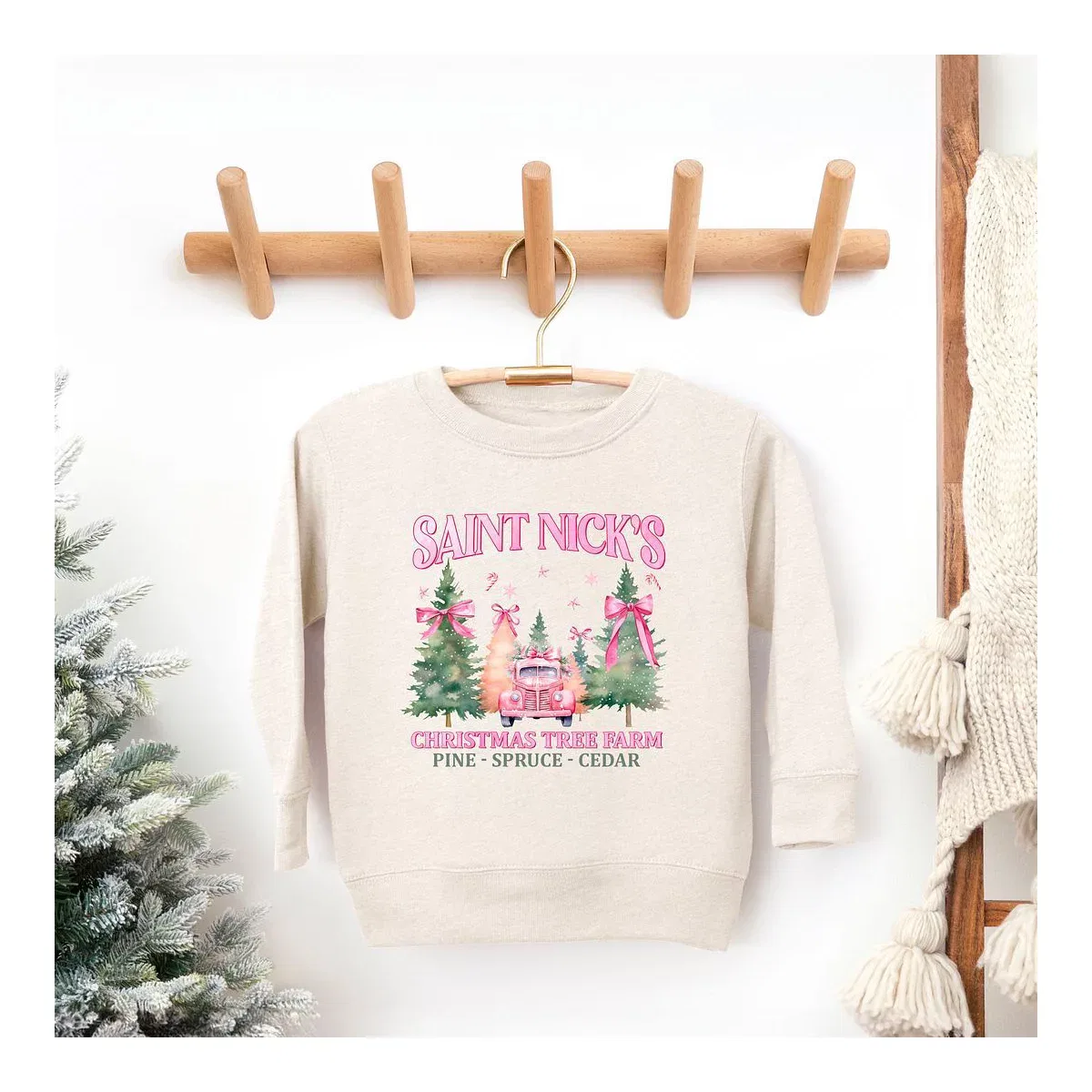 Детский свитшот с принтом Coquette St. Nick's Tree Farm The Juniper Shop, Natural — фото 2